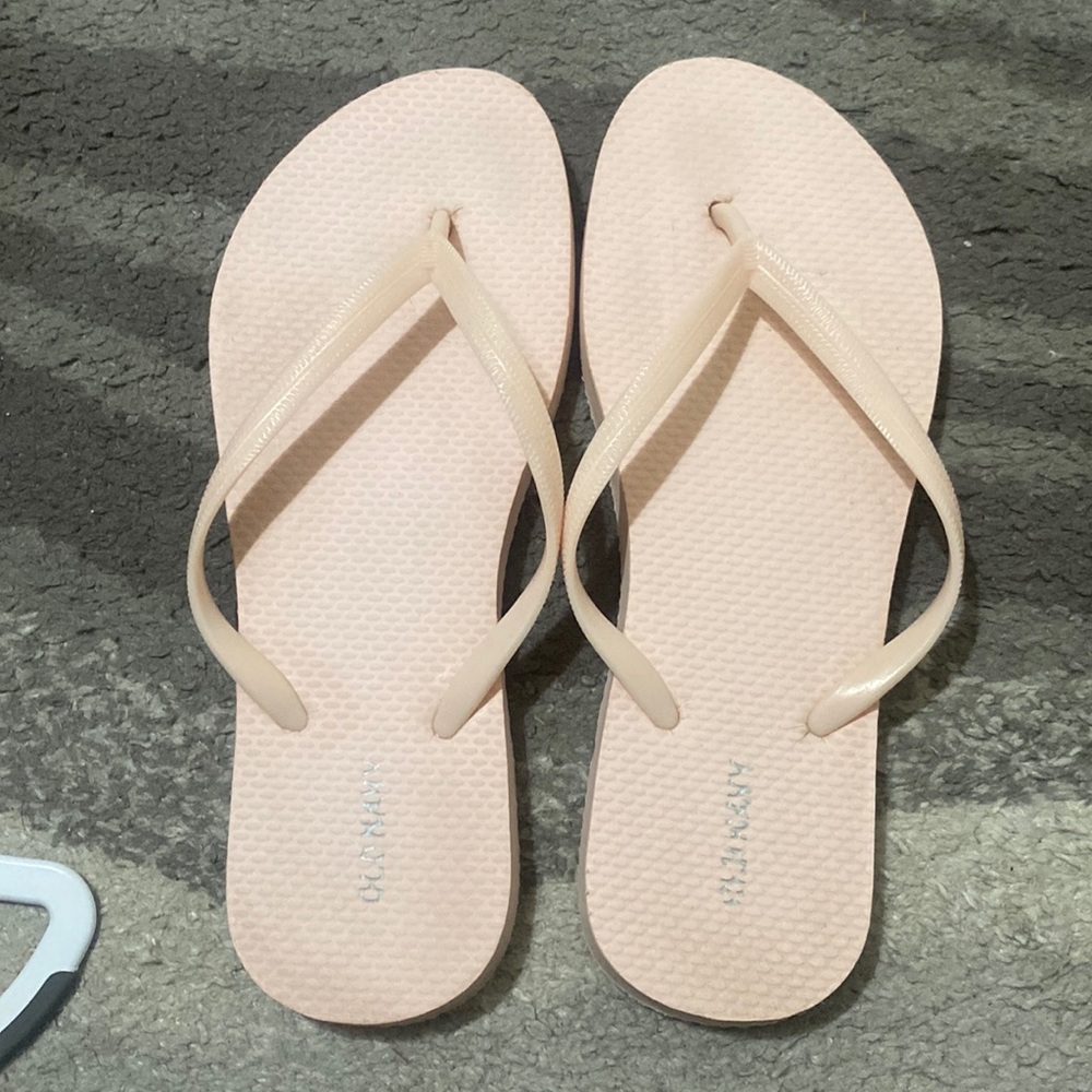 Worn) Old Navy pink flip flops